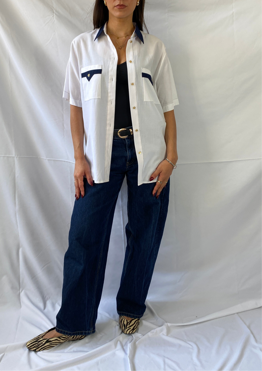 Weiße Bluse mit blauem Kragen