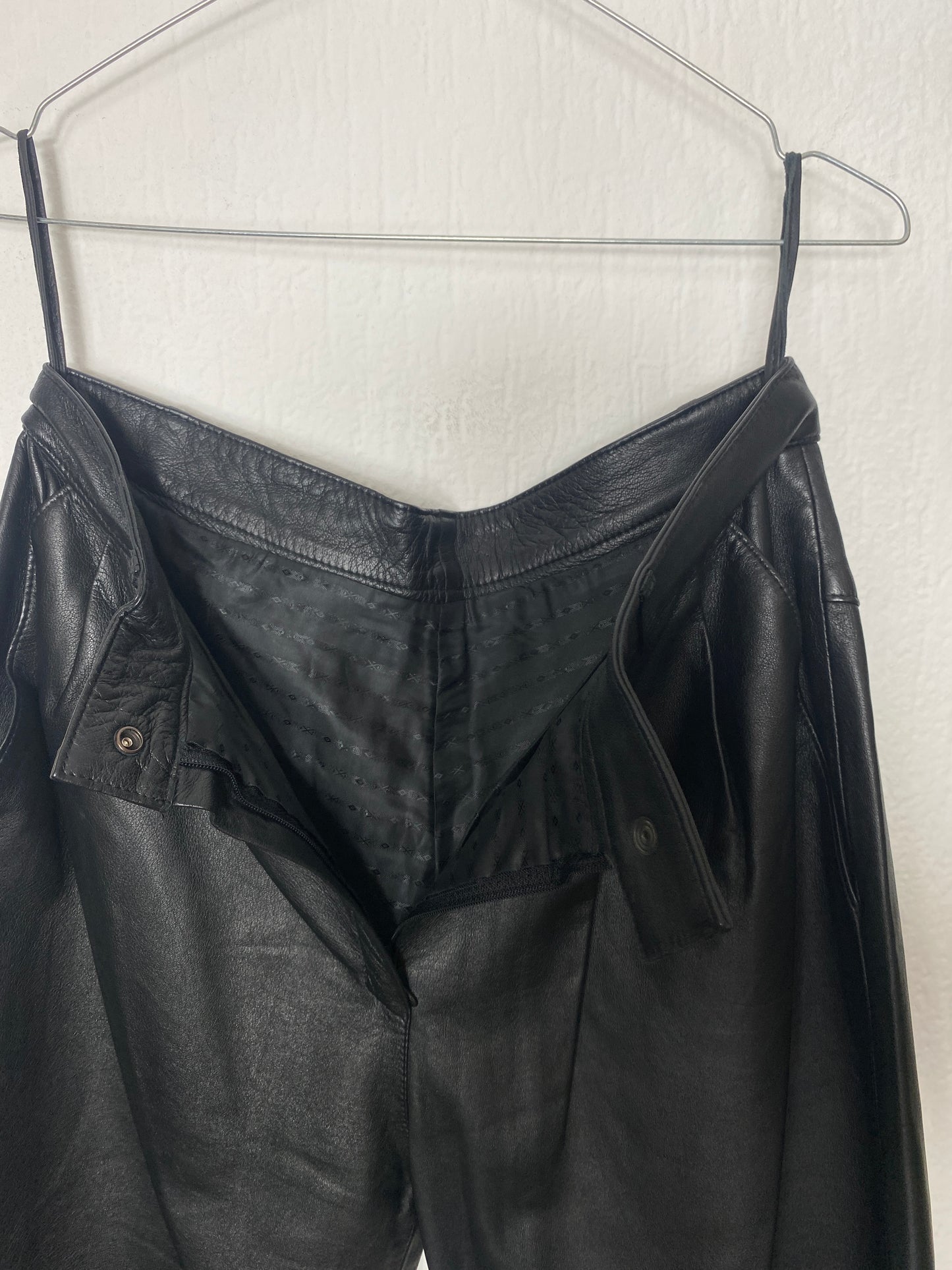 Knielange Ledershorts