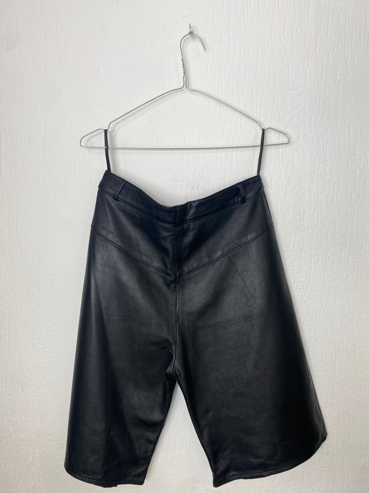 Knielange Ledershorts