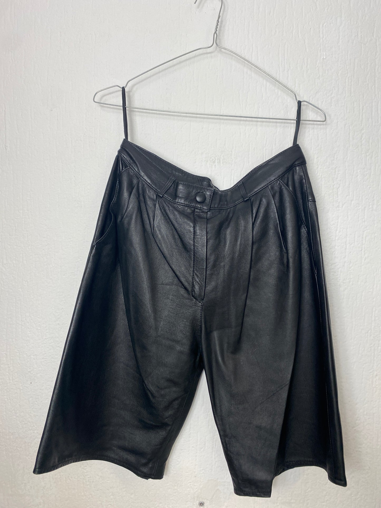 Knielange Ledershorts