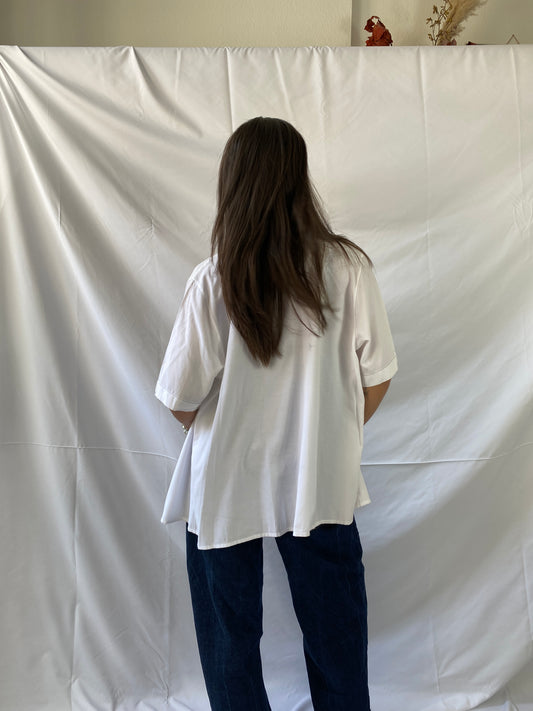 Weiße Bluse mit blauem Kragen