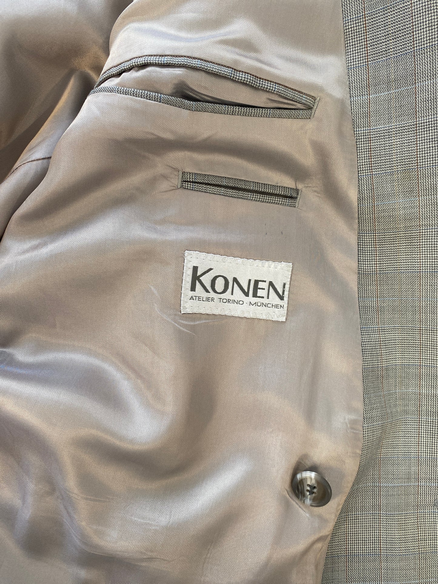 Grauer zweireihiger Blazer