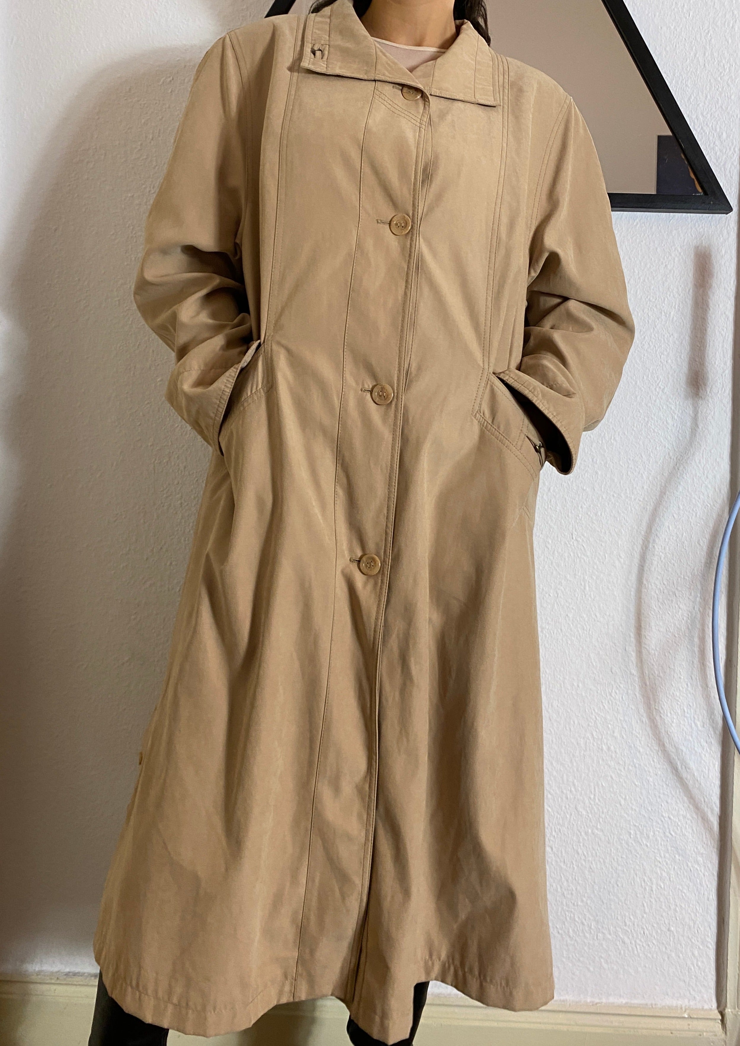 beiger vintage trenchcoat
